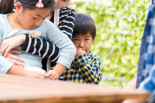 人見知りの男の子