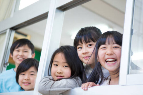 楽しそうな表情の小学生