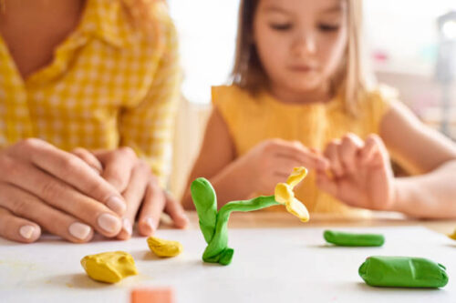 子供が粘土で工作している