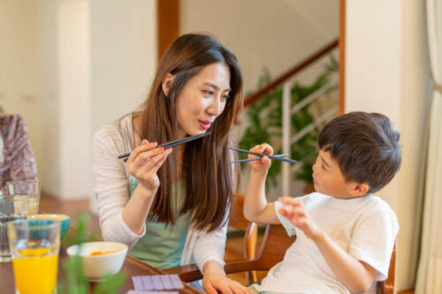 男の子がお箸の練習をしている