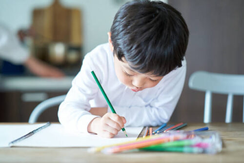 男の子がお勉強している