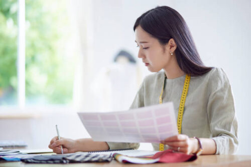 女性が書類に目を通している